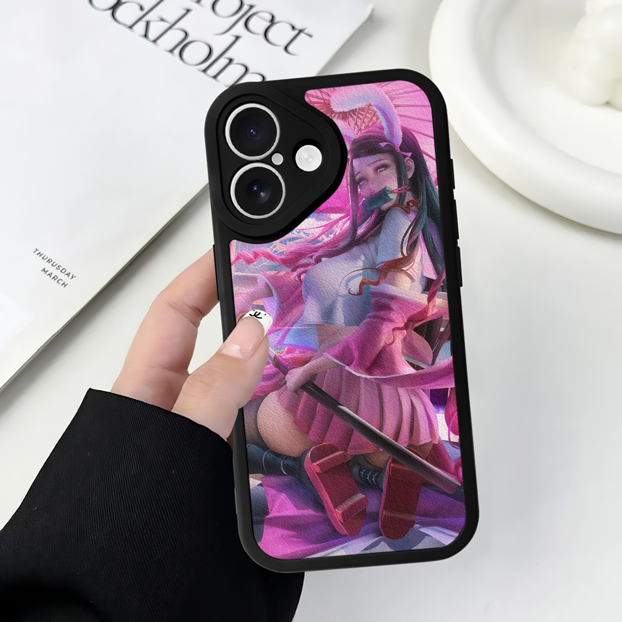 （画像用） 鬼滅の刃（きめつのやいば）竈門 禰󠄀豆子／かまど ねずこ Kamado Nezuko 【iPhone 16シリーズ対応】シリコンスマホケース（レザー調） 材質：シリコン